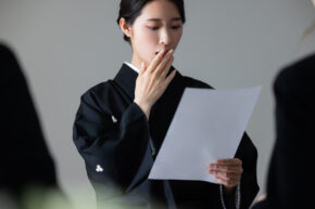 遺言書の偽造が疑われるときの対処法や事前の予防策などを解説_サムネイル